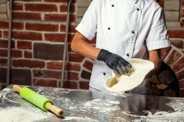 Šéfkuchař Těsta Pizzu Člověk Ruce Příprava Chleba Koncept Pečení Cukrárna — Stock fotografie