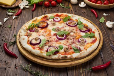 Kıyma kırmızı domates soğan pizza ahşap arka plan üzerinde