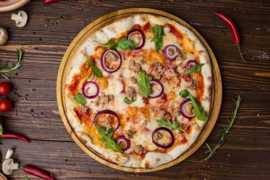 Kıyma kırmızı domates soğan pizza ahşap arka plan üzerinde