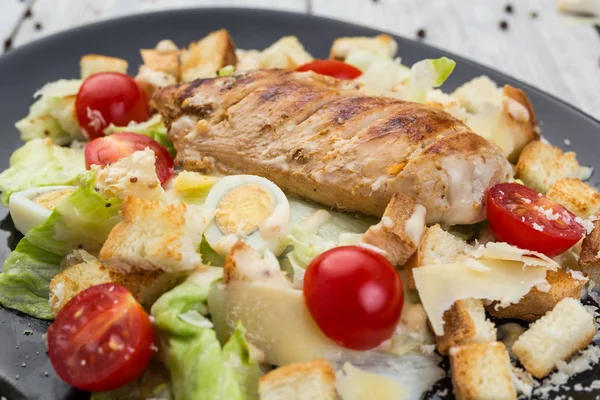 Egészséges Roston Sült Csirke Cézár Saláta Cseresznye Paradicsom Sajt Krutonnal — Stock Fotó