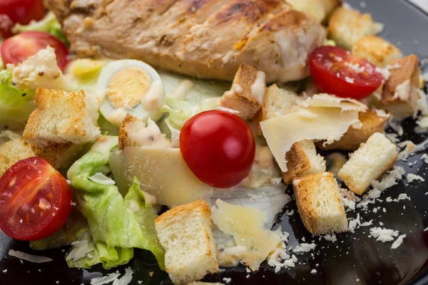 Egészséges Roston Sült Csirke Cézár Saláta Cseresznye Paradicsom Sajt Krutonnal — Stock Fotó