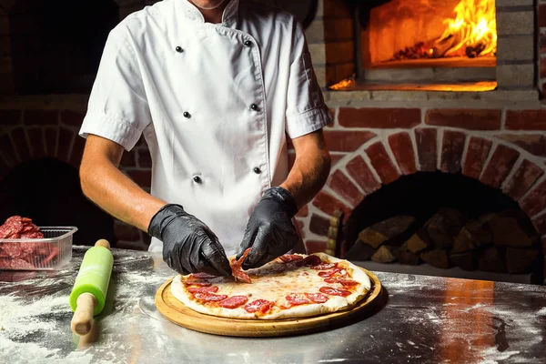 Kucharz Szef Kuchni Dokonywanie Pyszną Pizzę Restauracji Zbliżenie — Zdjęcie stockowe