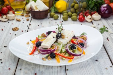 Taze sebzeli Yunan salatası, peynir ve siyah zeytin.