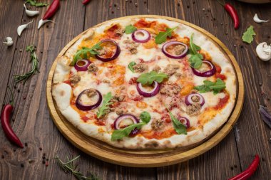 Kıyma kırmızı domates soğan pizza ahşap arka plan üzerinde