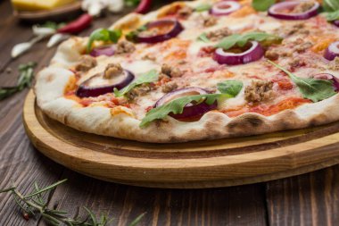 Kıyma kırmızı domates soğan pizza ahşap arka plan üzerinde