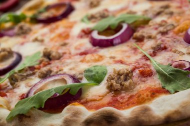 Kıyma kırmızı domates soğan pizza ahşap arka plan üzerinde