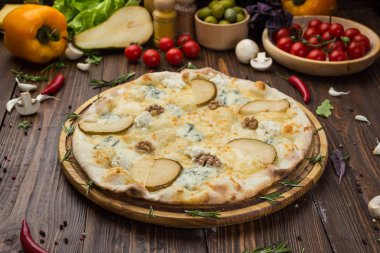 İtalyan pizza dört peynir quattro fromaggi armut ve ceviz bir rustik ahşap tahta arka plan ile