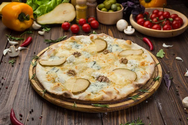 İtalyan pizza dört peynir quattro fromaggi armut ve ceviz bir rustik ahşap tahta arka plan ile