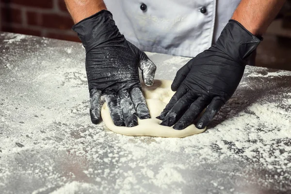 Šéfkuchař Těsta Pizzu Člověk Ruce Příprava Chleba Koncept Pečení Cukrárna — Stock fotografie