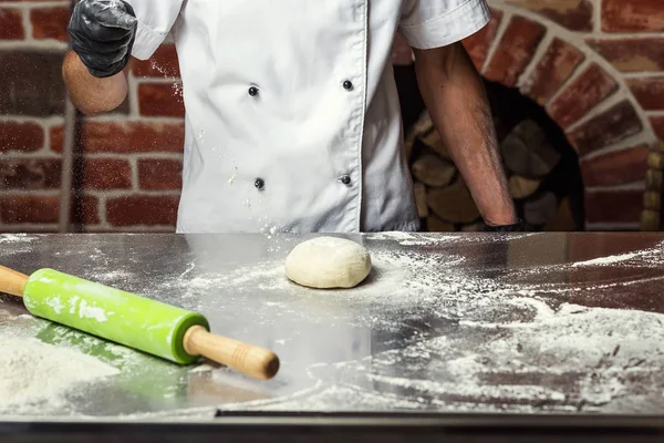 Šéfkuchař Těsta Pizzu Člověk Ruce Příprava Chleba Koncept Pečení Cukrárna — Stock fotografie