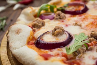 Kıyma kırmızı domates soğan pizza ahşap arka plan üzerinde