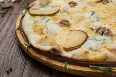 İtalyan pizza dört peynir quattro fromaggi armut ve ceviz bir rustik ahşap tahta arka plan ile