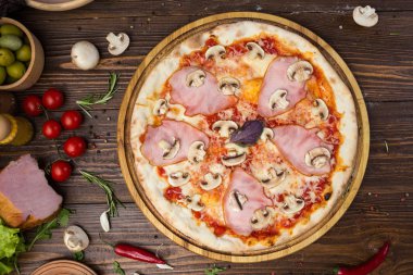 Jambon ve mantar ahşap arka plan üzerinde lezzetli İtalyan pizza