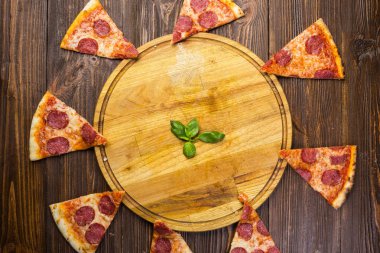 Mozzarella peyniri, salam ve roka ahşap zemin üzerine biberli pizza