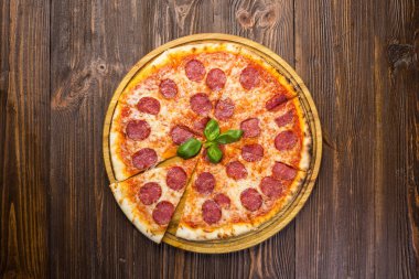 Mozzarella peyniri, salam ve roka ahşap zemin üzerine biberli pizza