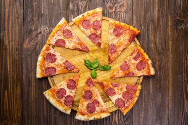 Mozzarella peyniri, salam ve roka ahşap zemin üzerine biberli pizza