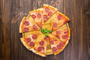 Mozzarella peyniri, salam ve roka ahşap zemin üzerine biberli pizza