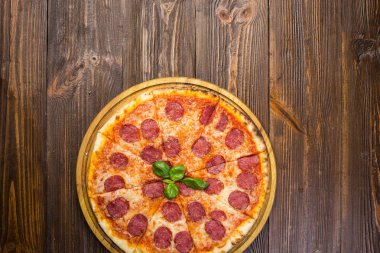 Mozzarella peyniri, salam ve roka ahşap zemin üzerine biberli pizza