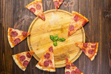 Mozzarella peyniri, salam ve roka ahşap zemin üzerine biberli pizza