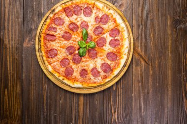 Mozzarella peyniri, salam ve roka ahşap zemin üzerine biberli pizza