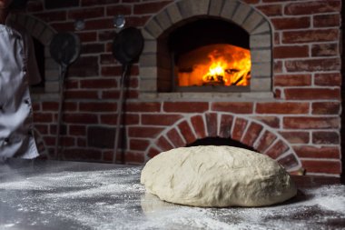 Masada un ile hamur. Ev yapımı pasta ekmek veya pizza için. Fırın arka plan