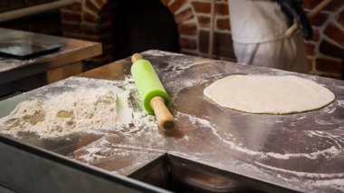 Un ve masada oklava ile hamur. Ev yapımı pasta ekmek veya pizza için. Fırın arka plan