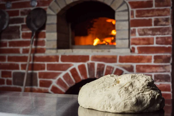 Masada un ile hamur. Ev yapımı pasta ekmek veya pizza için. Fırın arka plan