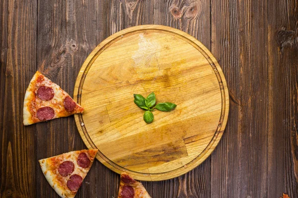 Пицца Пепперони Сыром Моцарелла Салями Руккола Деревянном Фоне — стоковое фото