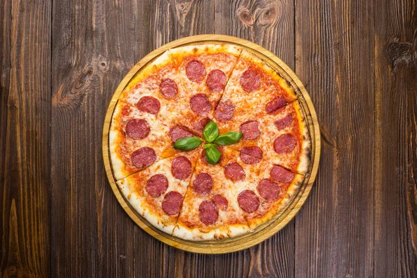 Pizza Pepperoni Com Queijo Mussarela Salame Rúcula Sobre Fundo Madeira — Fotografia de Stock