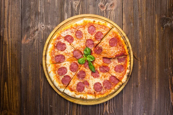 Mozzarella peyniri, salam ve roka ahşap zemin üzerine biberli pizza