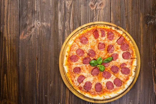 Mozzarella peyniri, salam ve roka ahşap zemin üzerine biberli pizza