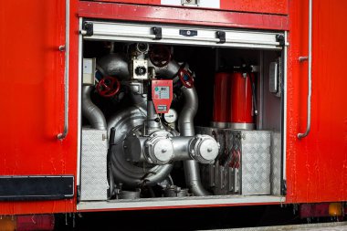 Bölmesinin bir fireengine üzerinde Yangın hortumlar kadar haddelenmiş. Acil durum Emanet. Koruma, tehlikeden kurtarmak.