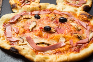 Çocuk pizza ile uğultu