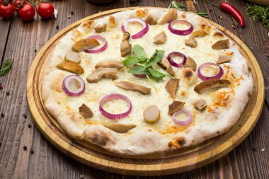 Mantar, mozzarella peyniri ve soğan ahşap arka plan üzerinde pizza
