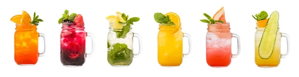 Set van klassieke verse heerlijke limonades in een vintage mason jars geïsoleerd op witte achtergrond. Ideeën voor zomer-cocktails. Gezonde fruitbomen en bessen dranken — Stockfoto