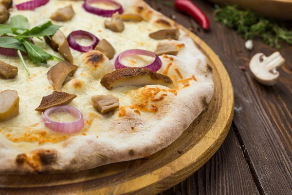 Mantar, mozzarella peyniri ve soğan ahşap arka plan üzerinde pizza