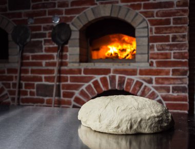 Masada un ile hamur. Ev yapımı pasta ekmek veya pizza için. Fırın arka plan