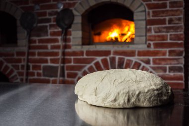 Masada un ile hamur. Ev yapımı pasta ekmek veya pizza için. Fırın arka plan