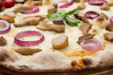 Mantar, mozzarella peyniri ve soğan ahşap arka plan üzerinde pizza