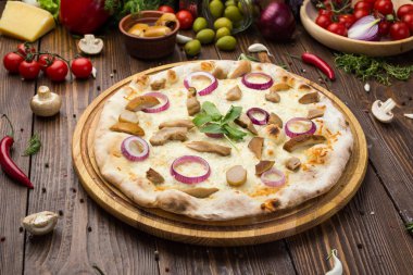 Mantar, mozzarella peyniri ve soğan ahşap arka plan üzerinde pizza