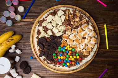 çikolata ve şekerleme ahşap arka plan üzerinde tatlı pizza