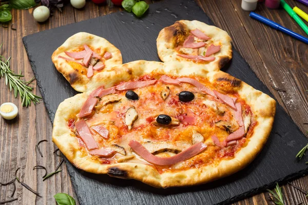 Çocuk pizza ile uğultu