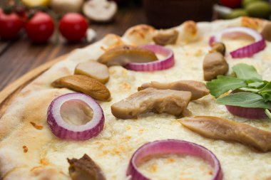 Mantar, mozzarella peyniri ve soğan ahşap arka plan üzerinde pizza