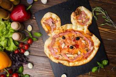 Çocuk pizza ile uğultu