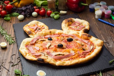 Çocuk pizza ile uğultu