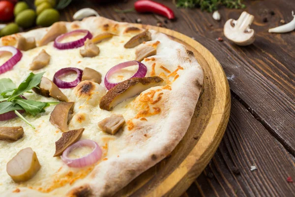 Mantar, mozzarella peyniri ve soğan ahşap arka plan üzerinde pizza