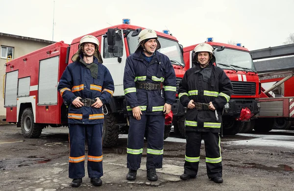 İtfaiyeci (itfaiye) eylem daimi bir firetruck yakınındaki. Acil durum Emanet. Koruma, tehlikeden kurtarmak.