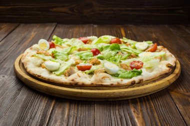 Pizza Sezar tavuk ve ahşap arka plan domates