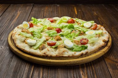 Pizza Sezar tavuk ve ahşap arka plan domates
