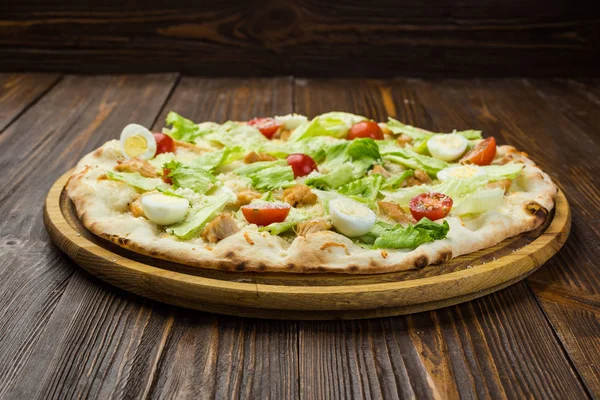 Pizza Sezar tavuk ve ahşap arka plan domates